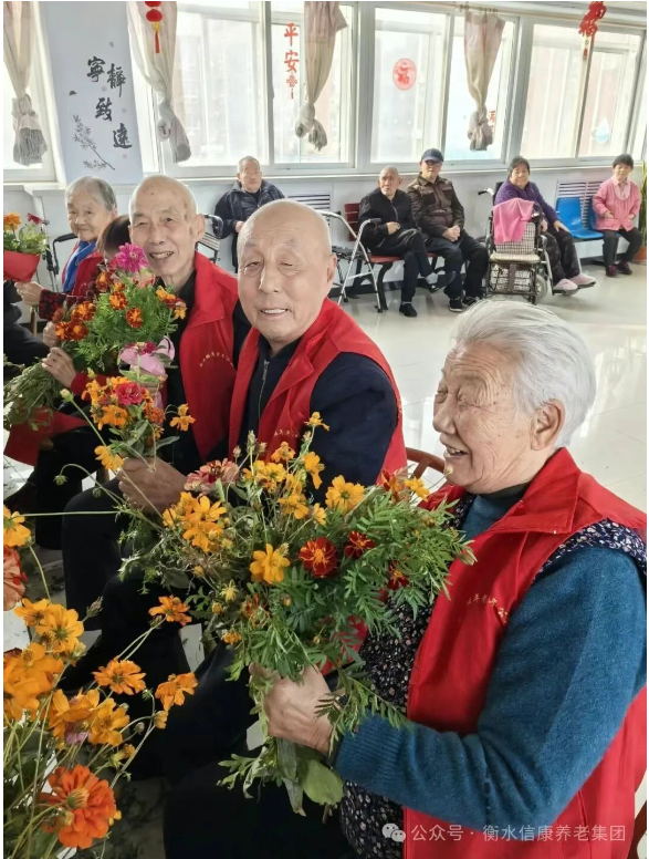 岁月留香,情暖重阳——信康养老插花活动温情绽放 岁月留香,情暖重阳——信康养老插花活动温情绽放