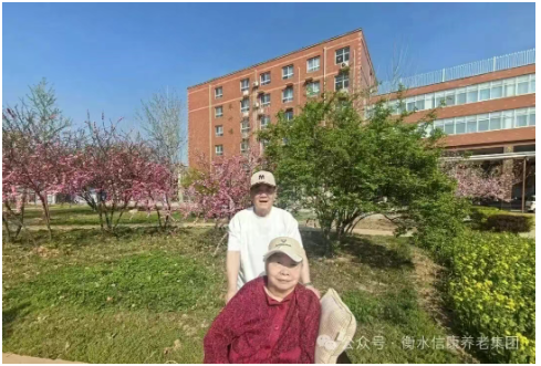 春风拂暖信康院，童声相伴赏花行