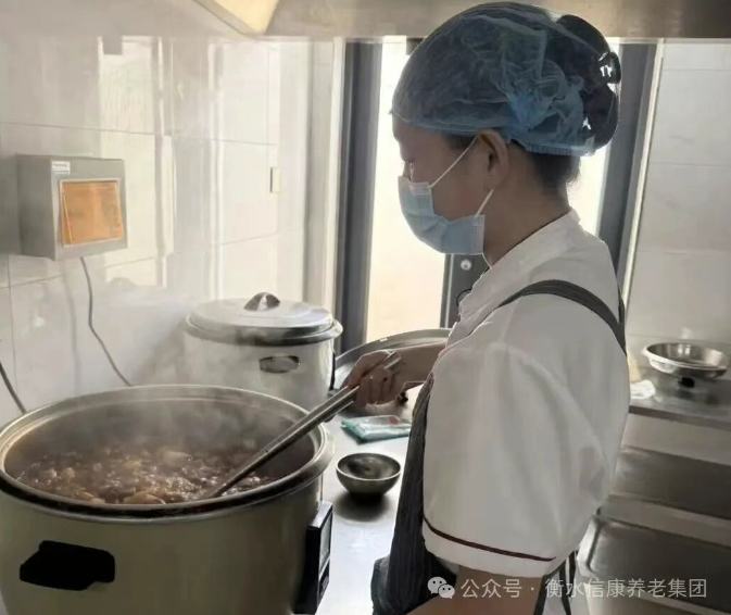 坚守不打烊，平凡劳动暖夕阳